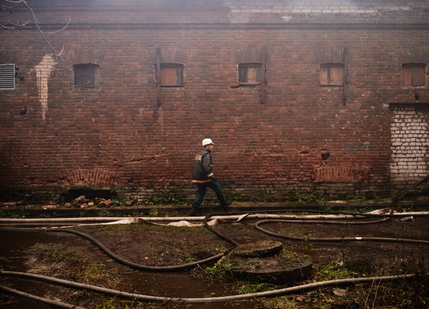 В Твери тушат расселённый дом в Морозовском городке