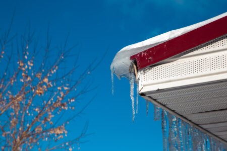 УК пришлось оплатить ремонт машины, на которую упал снег УК пришлось оплатить ремонт машины, на которую упал снег