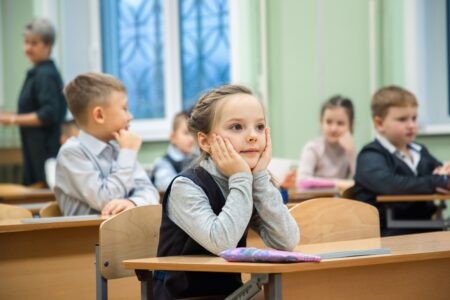 Врач-ортопед рассказал, как школьникам избежать проблем со спиной Врач-ортопед рассказал, как школьникам избежать проблем со спиной