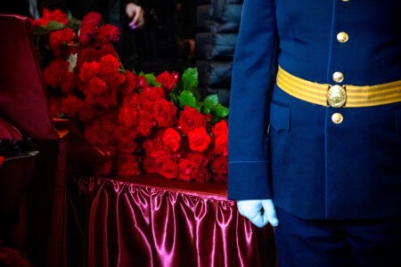 В Тверской области проводили в последний путь бойца Антона Молодцова В Тверской области проводили в последний путь бойца Антона Молодцова