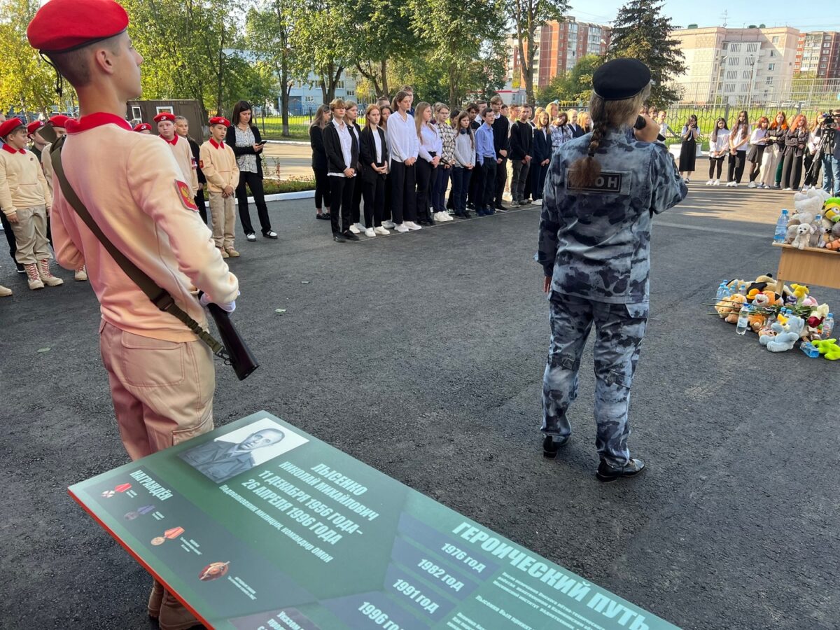 Лучшие ученики тверской школы сидят за партой Героя