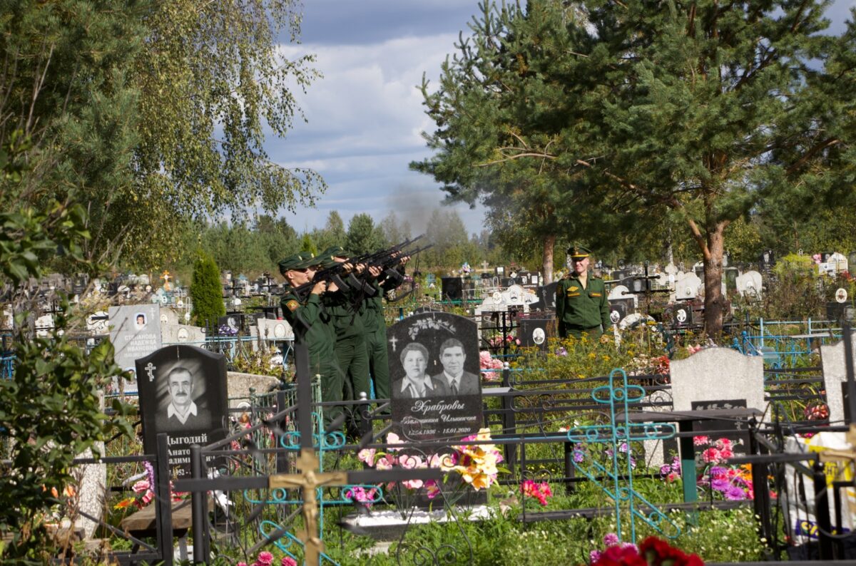 В Тверской области простились со снайпером Сергеем Потрошилиным