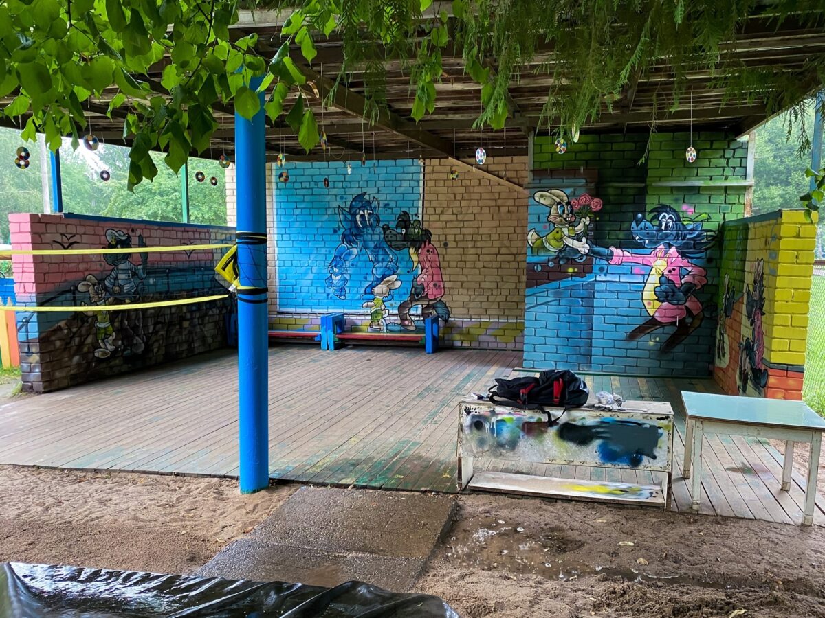 В Тверской области уличный художник расписал площадку детского сада