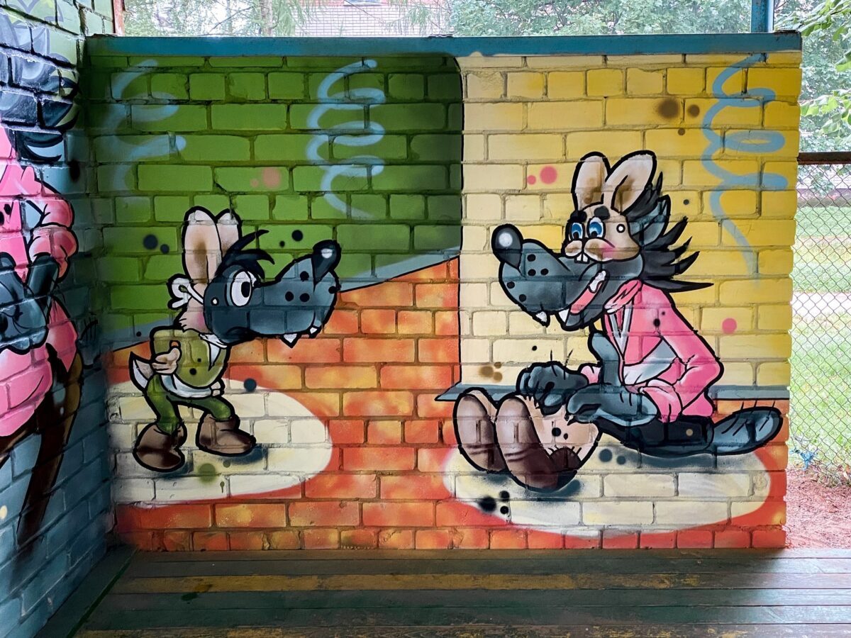 В Тверской области уличный художник расписал площадку детского сада