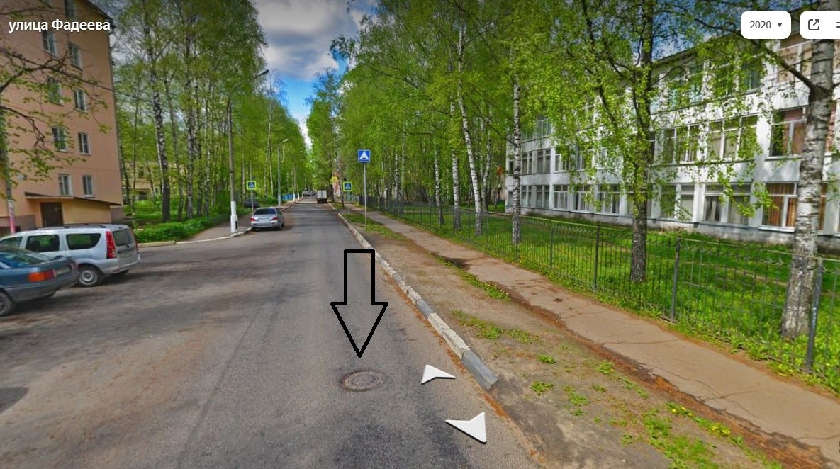 Тверитяне заметили у школы опасный люк