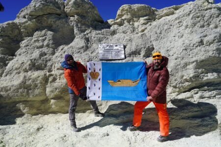 Альпинист из Тверской области развернул свой флаг на вершине вулкана Альпинист из Тверской области развернул свой флаг на вершине вулкана