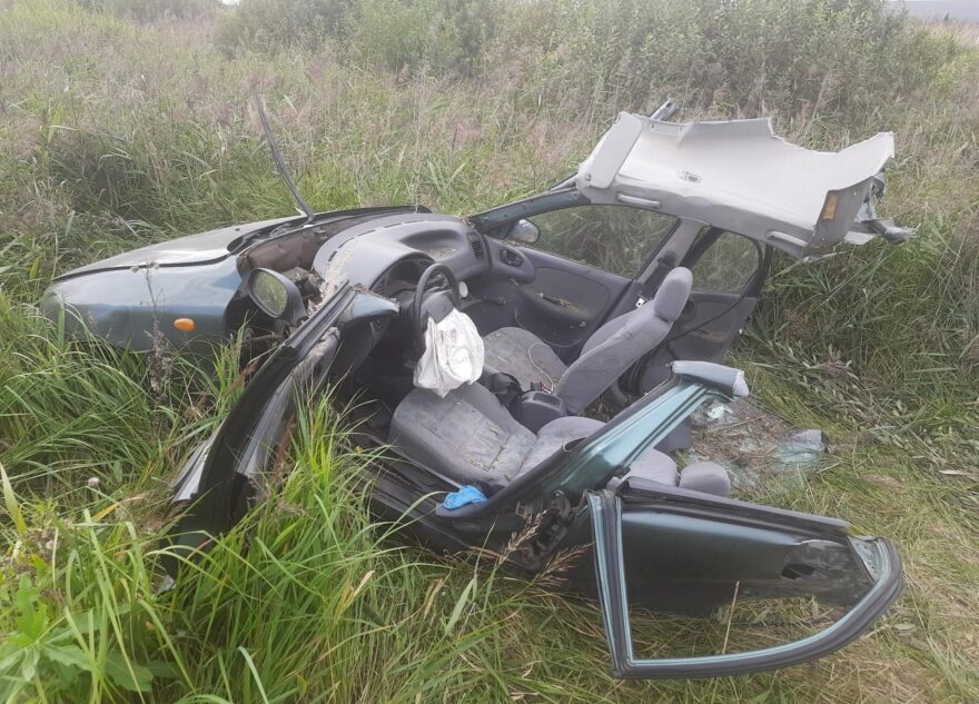 Под Тверью иномарка врезалась в отбойник и "вылетела" в кювет Под Тверью иномарка врезалась в отбойник и "вылетела" в кювет