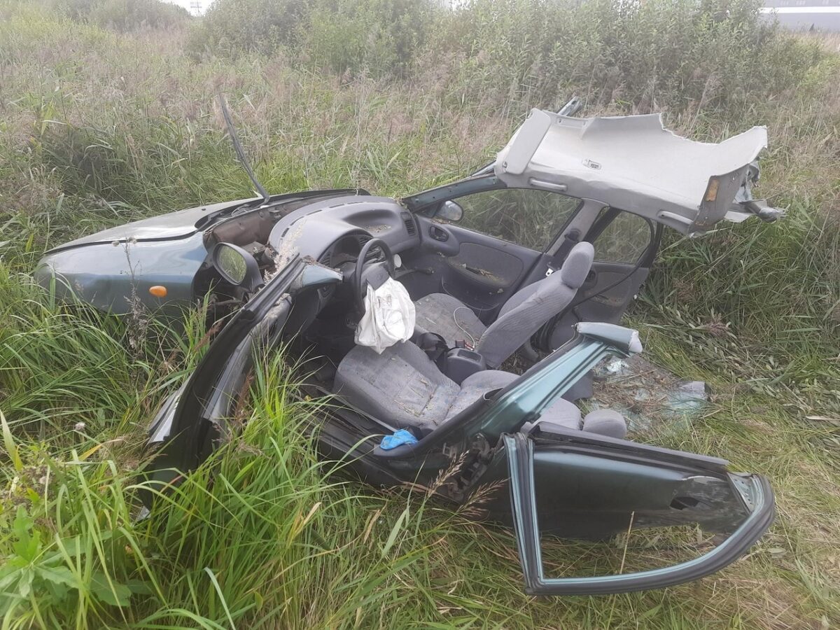 Под Тверью иномарка врезалась в отбойник и "вылетела" в кювет