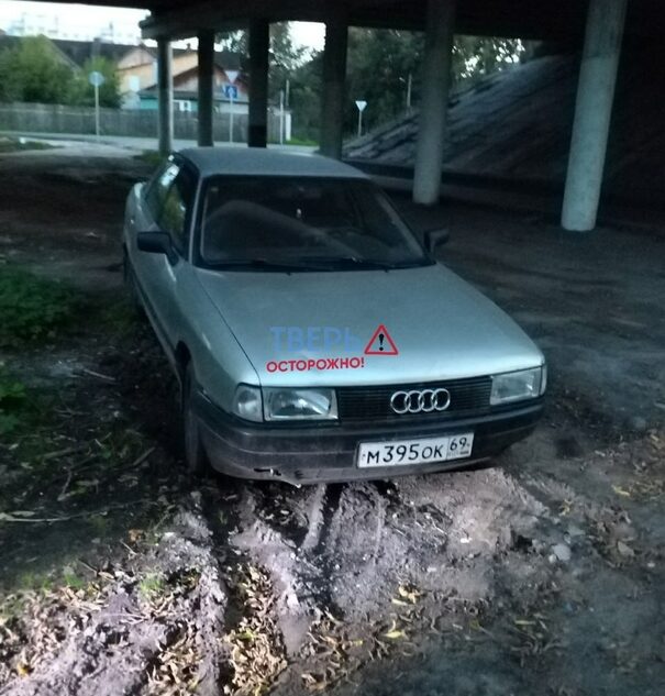 В Твери ищут владельца иномарки под мостом