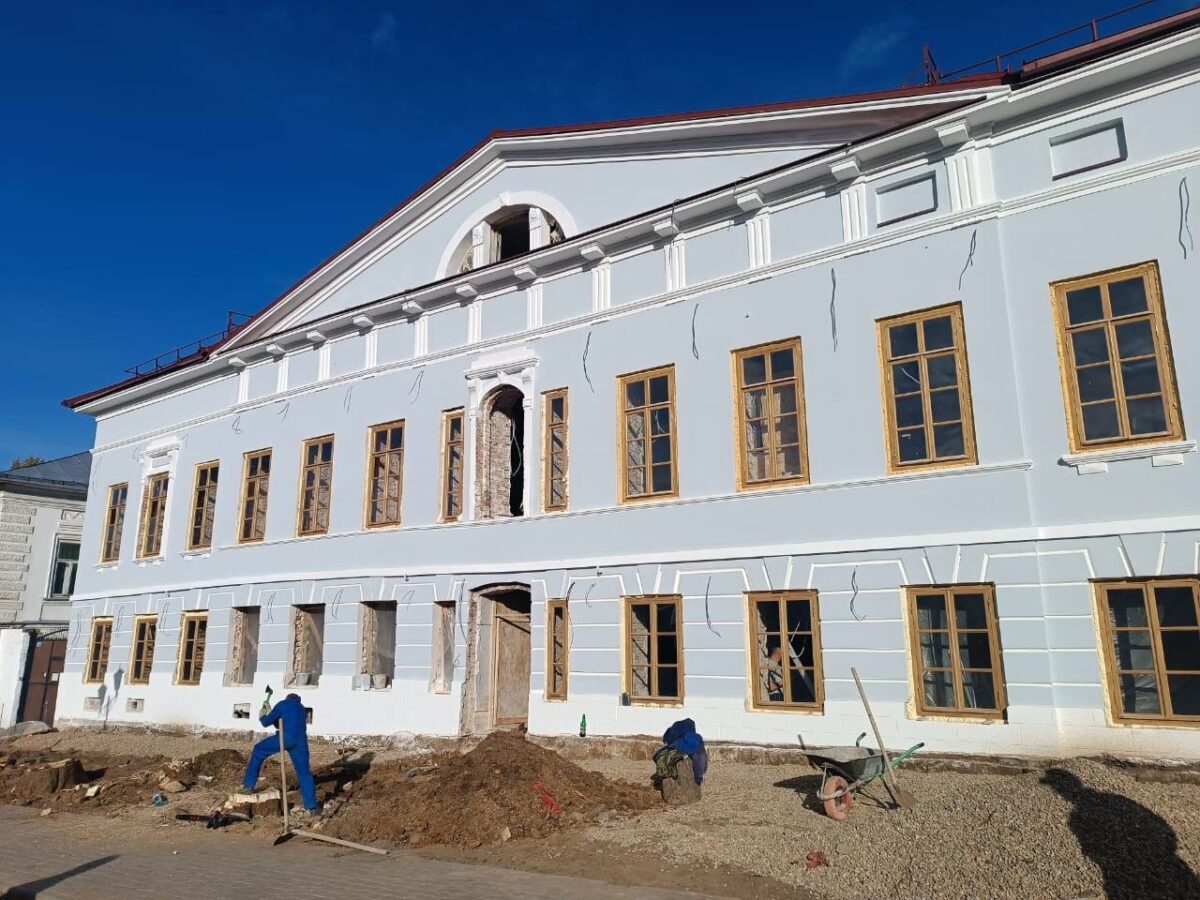 В Калязине после реставрации открыли фасад дома Полежаевых