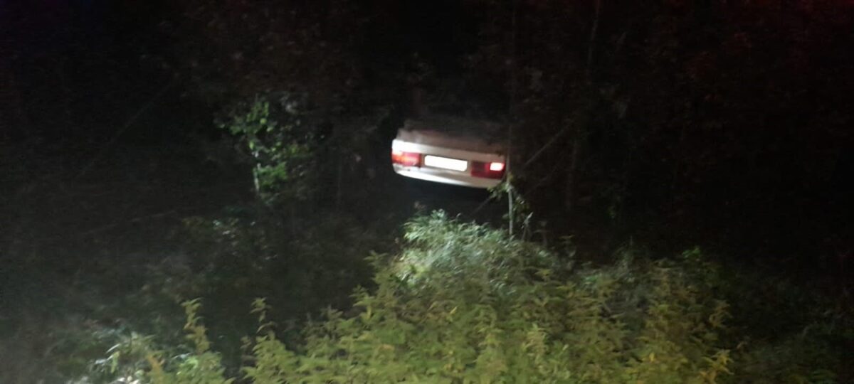 Volkswagen "вылетел" в кювет и опрокинулся в Тверской области