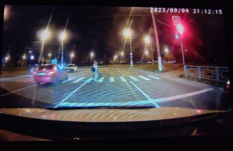 В Твери легковушка промчалась на "красный", чудом не сбив пешеходов