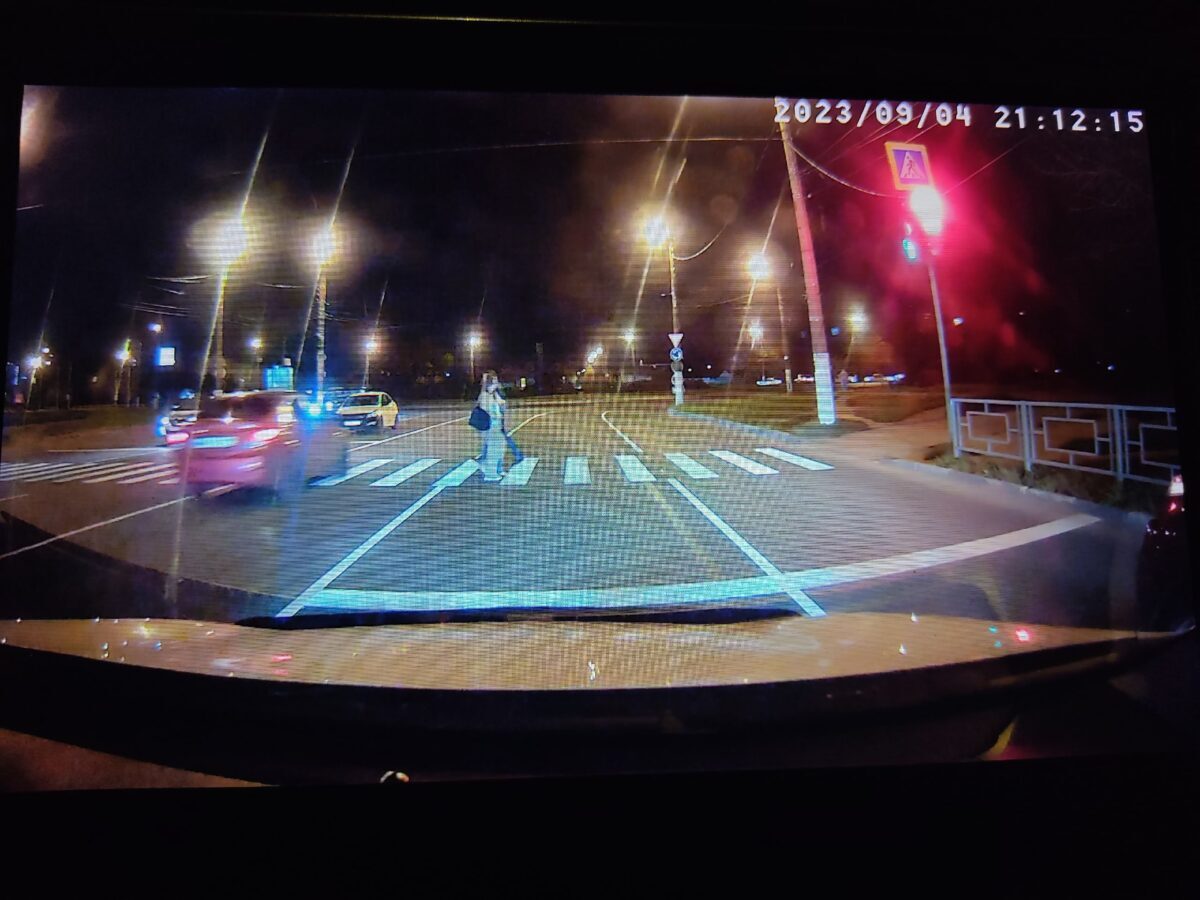 В Твери легковушка промчалась на "красный", чудом не сбив пешеходов