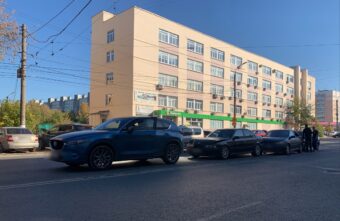 В центре Твери собрался "паровозик" из четырех автомобилей В центре Твери собрался "паровозик" из четырех автомобилей