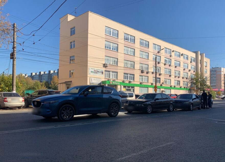 В центре Твери собрался "паровозик" из четырех автомобилей В центре Твери собрался "паровозик" из четырех автомобилей