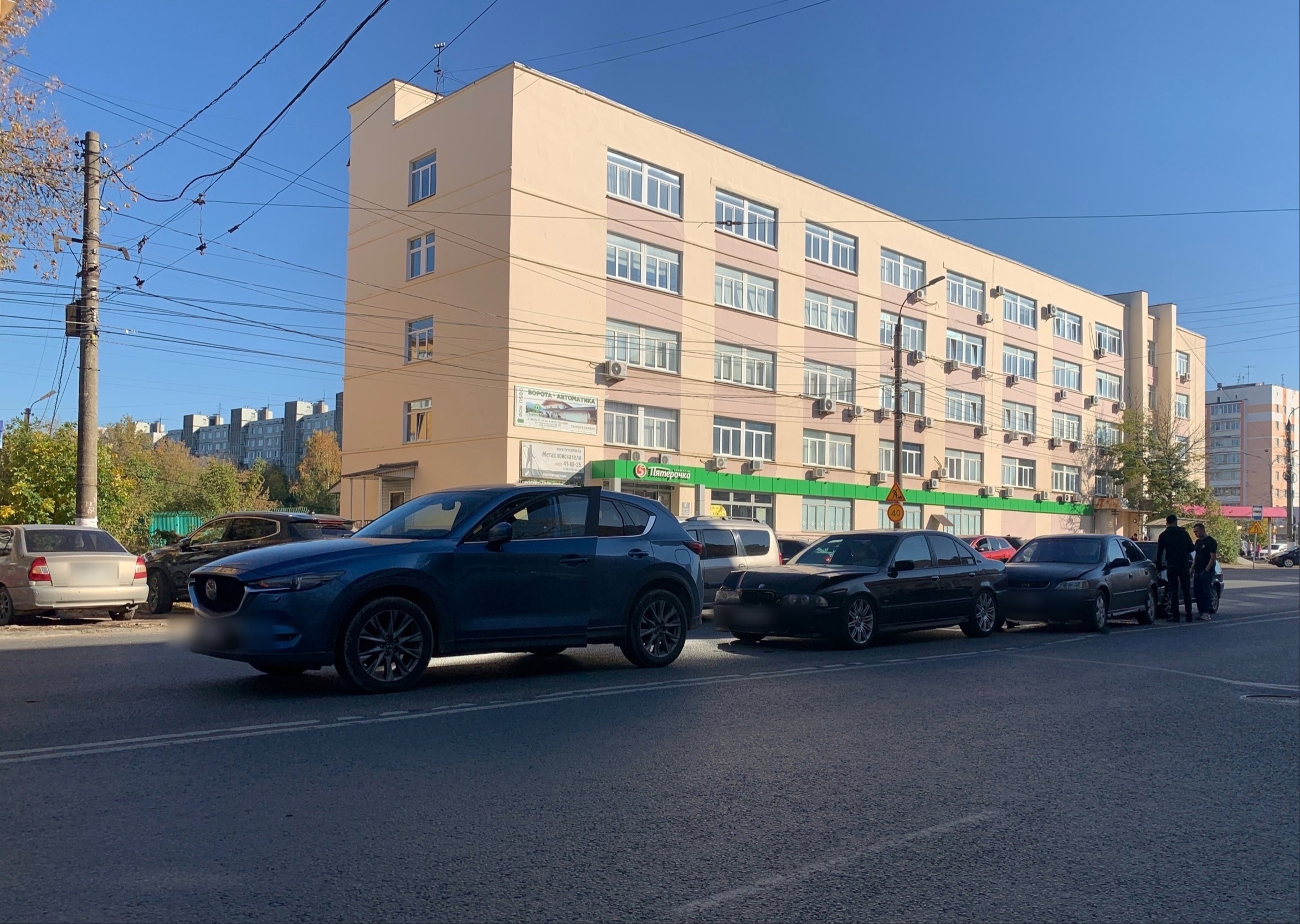 В центре Твери собрался "паровозик" из четырех автомобилей