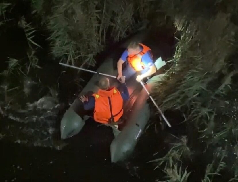 В Твери спасатели помогли мужчине, застрявшему в камышах