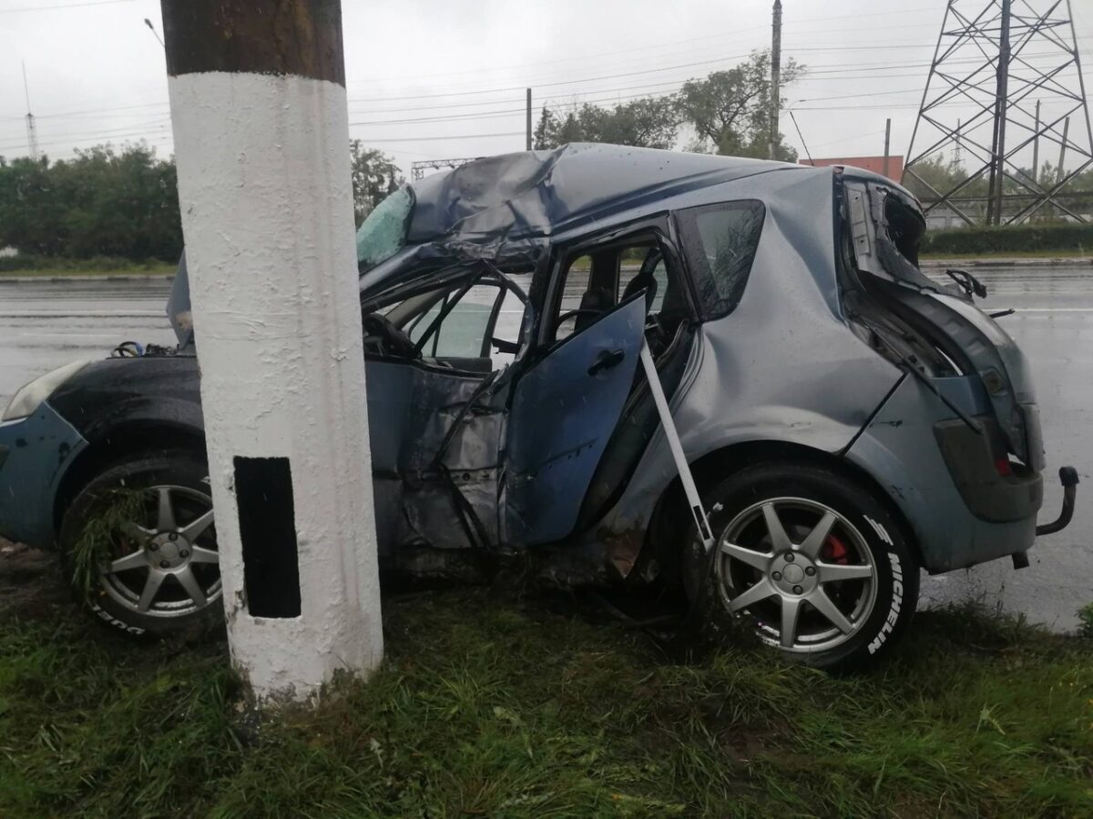 Появились подробности ДТП с иномаркой, врезавшейся в опору ЛЭП в Твери