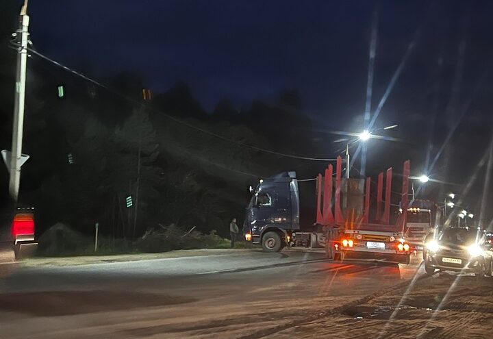 Под Тверью дорогу перегородил лесовоз