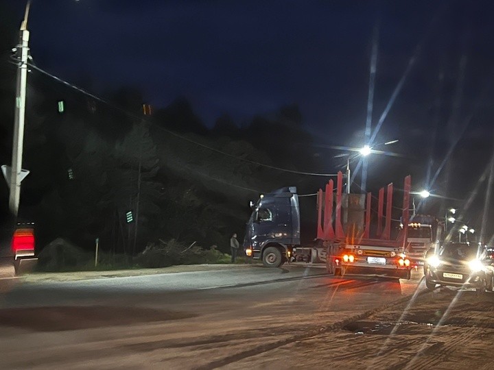 Под Тверью дорогу перегородил лесовоз