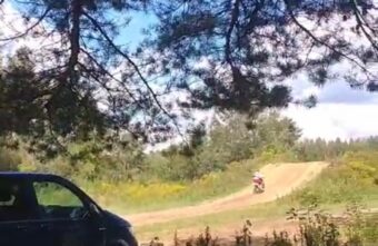 Под Тверью мотоциклисты устроили нелегальный автомотодром Под Тверью мотоциклисты устроили нелегальный автомотодром