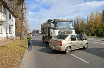 В Твери грузовик протаранил легковушку