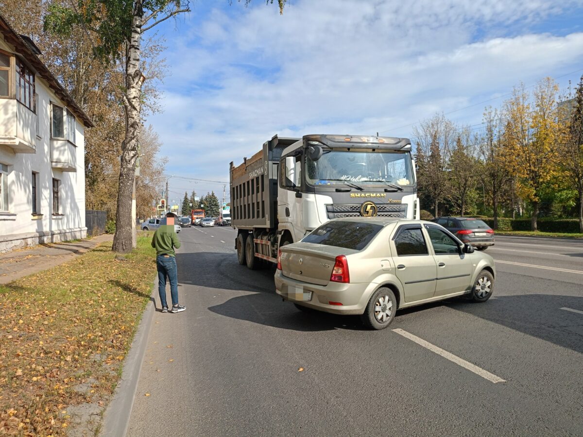 В Твери грузовик протаранил легковушку