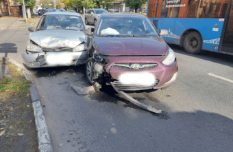 В Твери женщина пострадала при столкновении двух легковушек