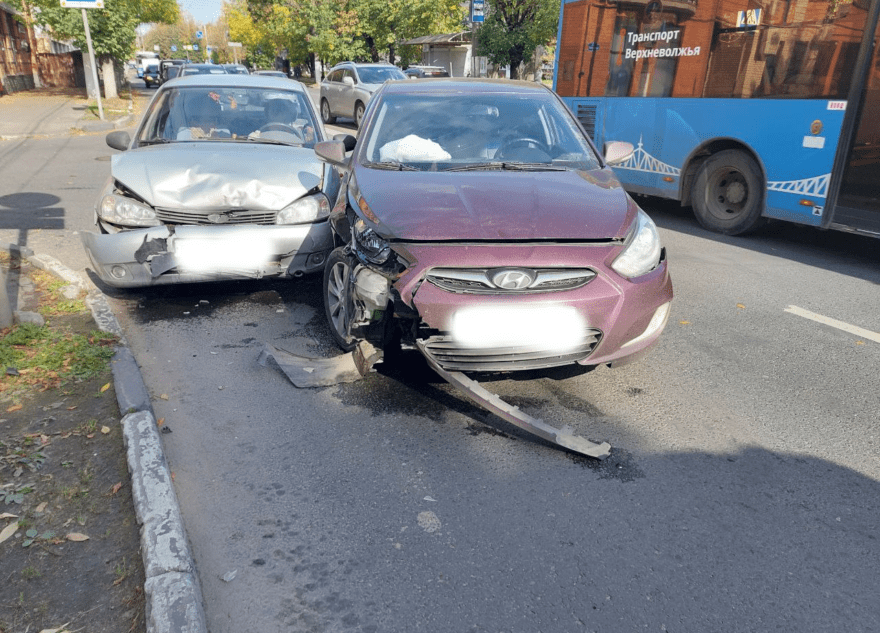 В Твери женщина пострадала при столкновении двух легковушек В Твери женщина пострадала при столкновении двух легковушек