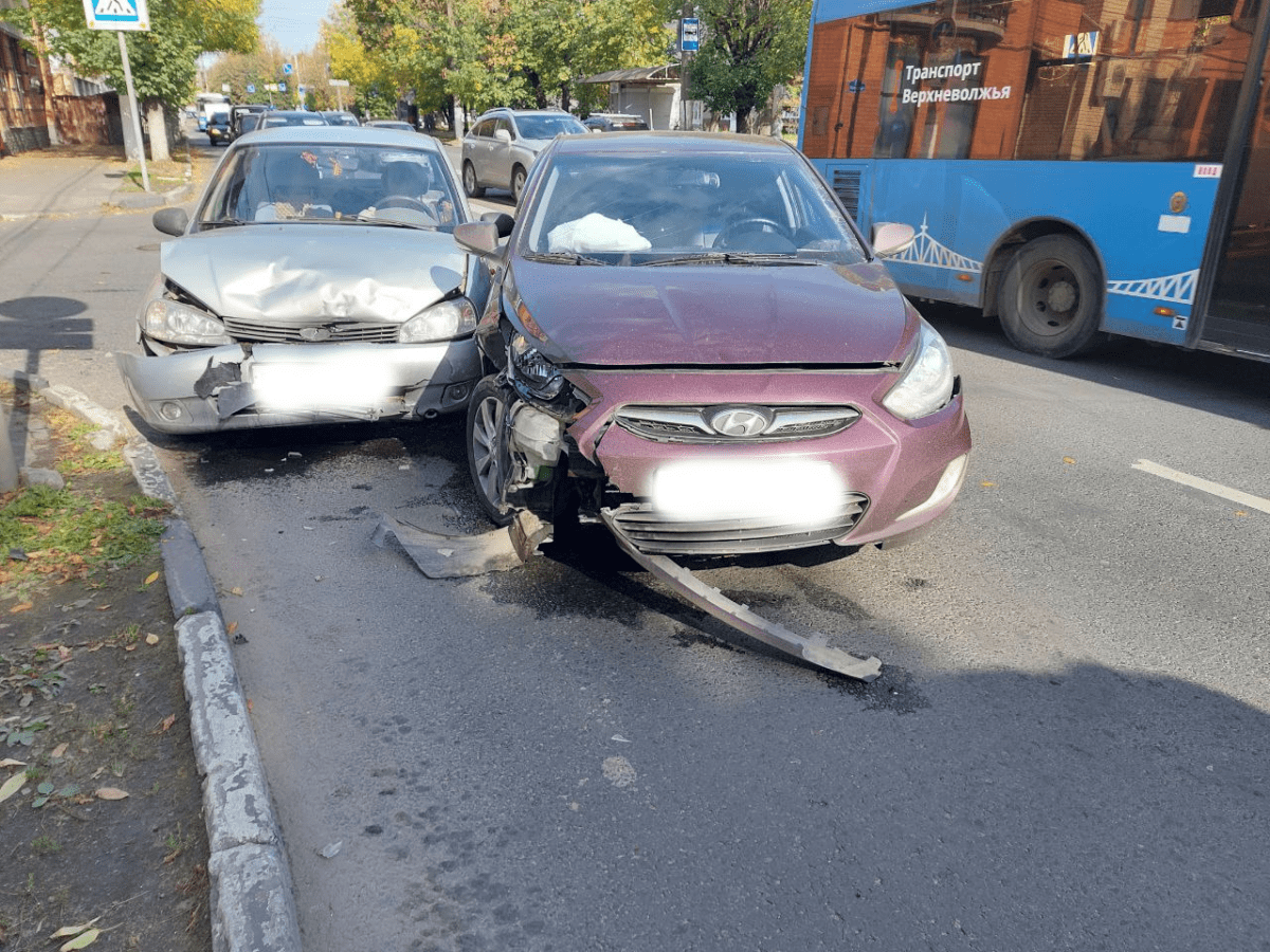 В Твери женщина пострадала при столкновении двух легковушек