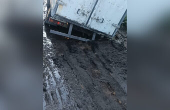 В Тверской области на грязной дороге застрял грузовик В Тверской области на грязной дороге застрял грузовик