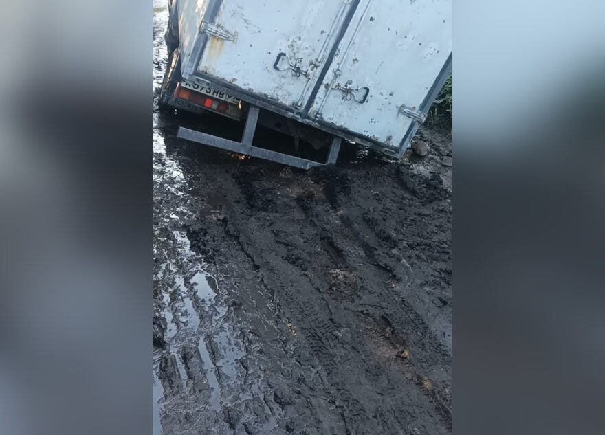 В Тверской области на грязной дороге застрял грузовик