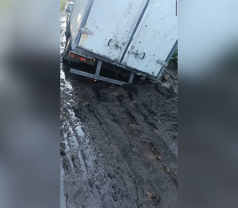 В Тверской области на грязной дороге застрял грузовик