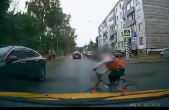 В Твери водитель чуть не сбил юного велосипедиста В Твери водитель чуть не сбил юного велосипедиста