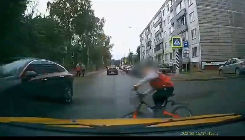 В Твери водитель чуть не сбил юного велосипедиста