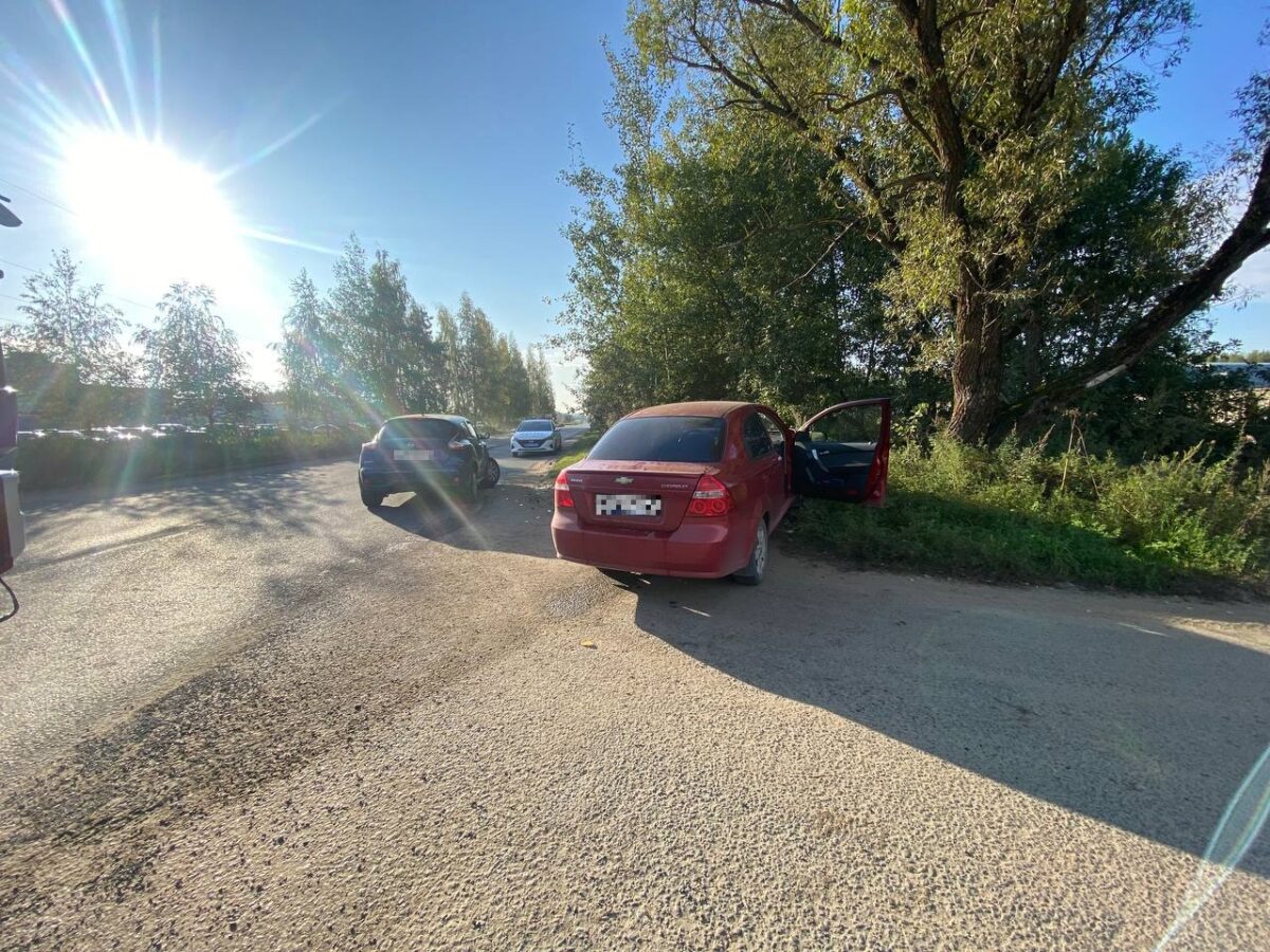 15-летний подросток пострадал в столкновении "Ниссана" и "Шевроле" в Твери