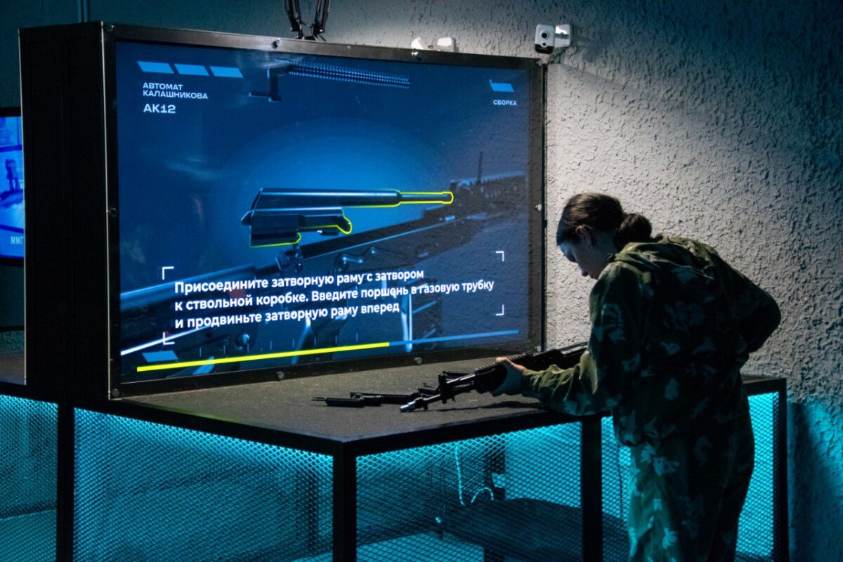 Юнармейцы Тверской области практикуются в стрельбе на безопасном оружии