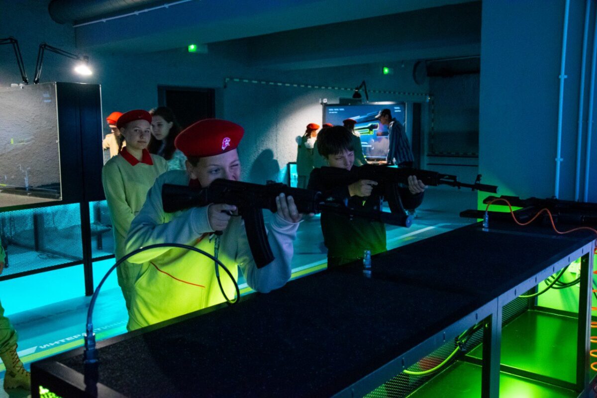 Юнармейцы Тверской области практикуются в стрельбе на безопасном оружии