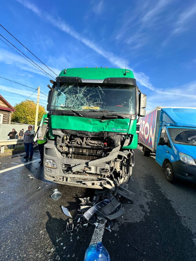 Под Торжком столкнулись четыре автомобиля, есть пострадавшие