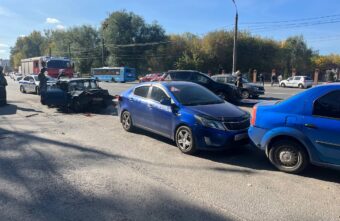 В Твери столкнулись три автомобиля