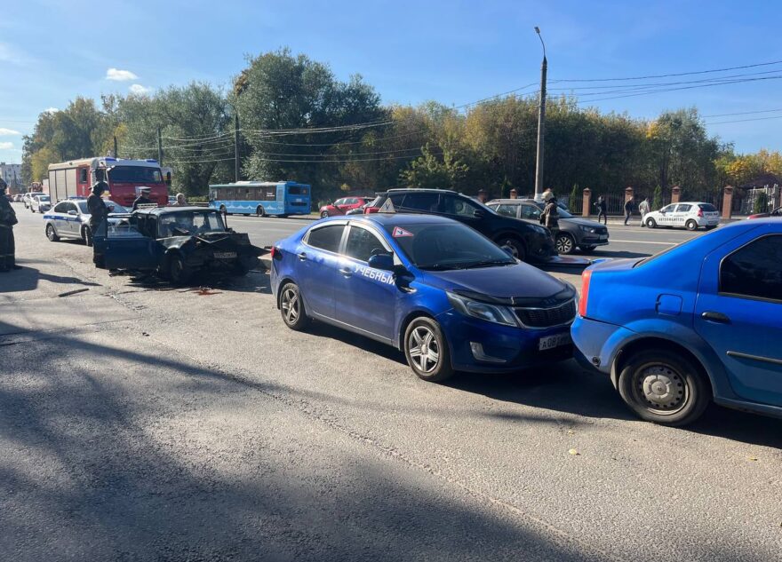 В Твери столкнулись три автомобиля