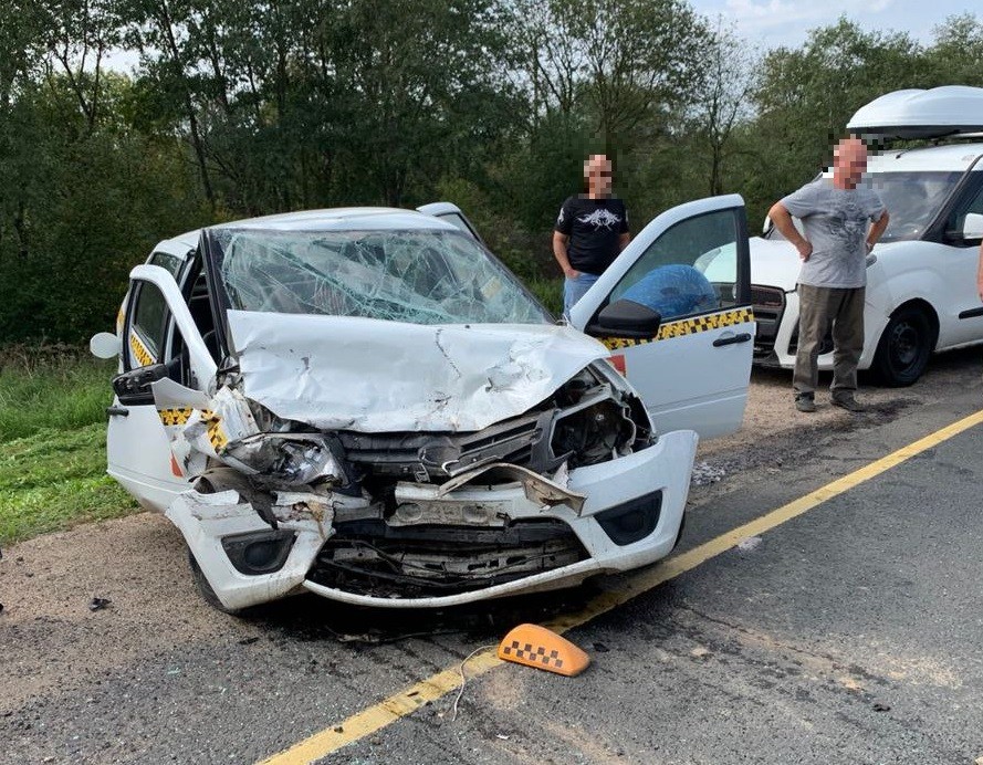 Три человека пострадали в лобовом столкновении двух легковушек в Тверской области