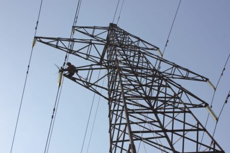 На опорах линий электропередач в Тверской области монтируют птицезащитное оборудование На опорах линий электропередач в Тверской области монтируют птицезащитное оборудование