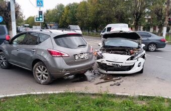 Женщина пострадала в столкновении "Ниссана" и "Пежо" в Твери