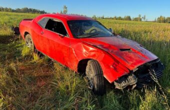Dodge Challenger "вылетел" в кювет в Тверской области