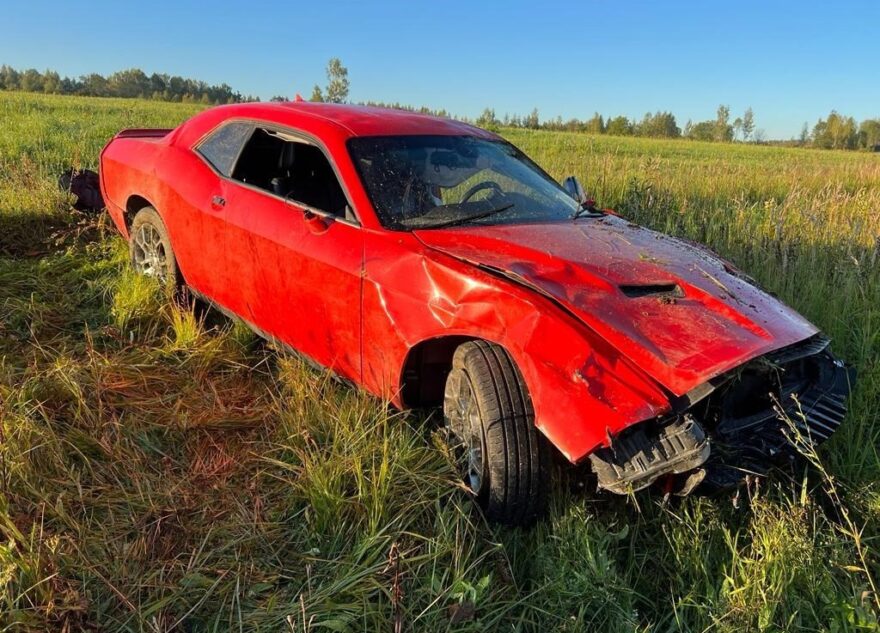 Dodge Challenger "вылетел" в кювет в Тверской области