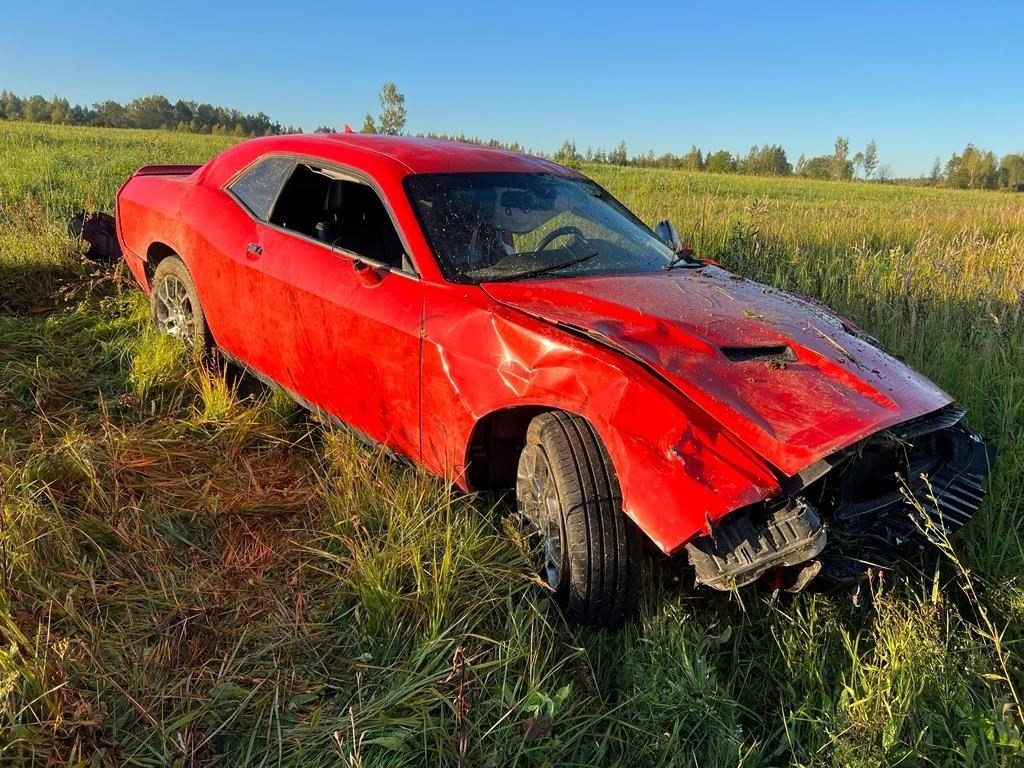 Dodge Challenger "вылетел" в кювет в Тверской области