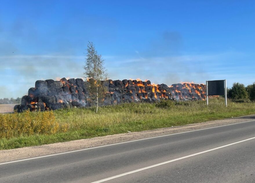 Загоревшееся в Тверской области сено тушили почти 6 часов