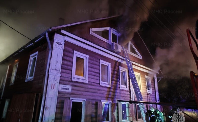 Ночью пожарные спасли четырех человек в Твери