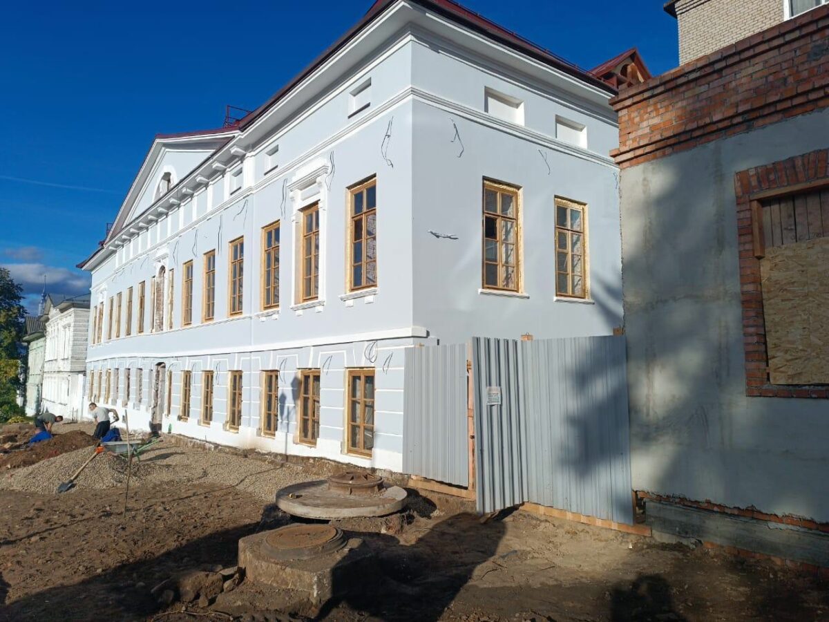 В Калязине после реставрации открыли фасад дома Полежаевых